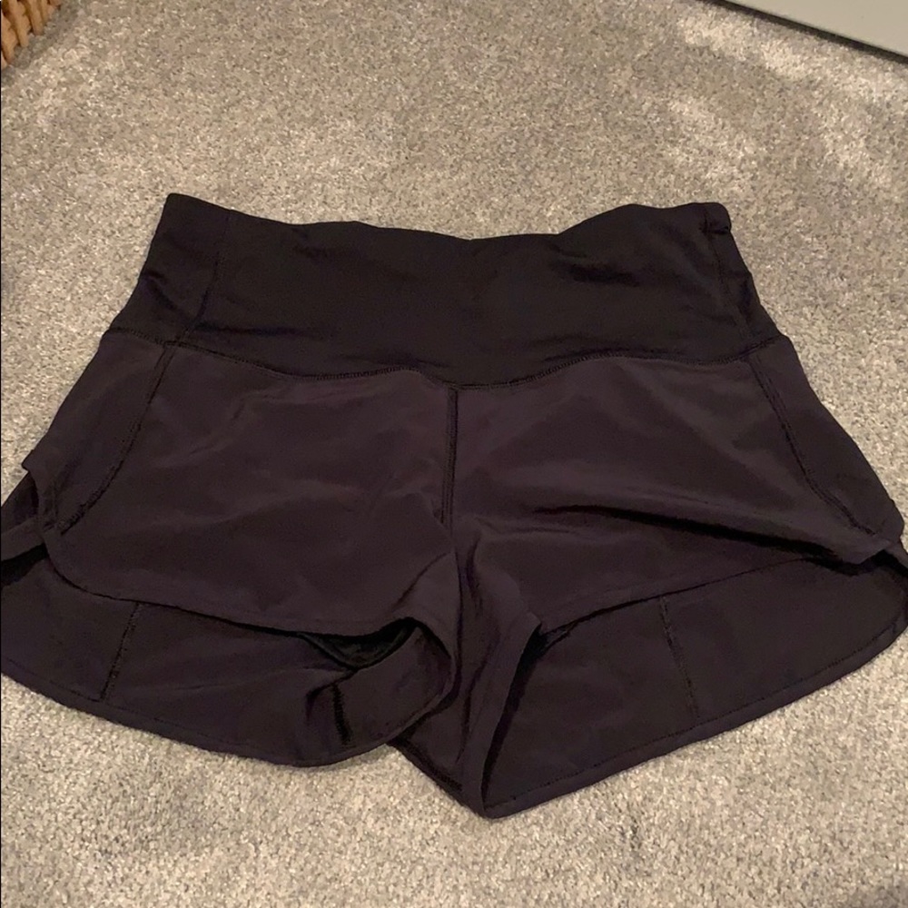Black Lululemon high rise speed up shorts 2.5”